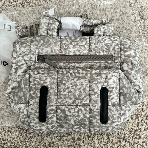 NWT Lululemon grid crossbody 5L in lined leopard and whote opal - Picture 7 of 9